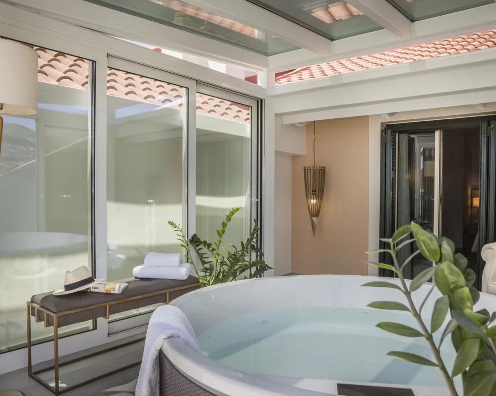 Penthouse Suite with Outdoor Hot Tub